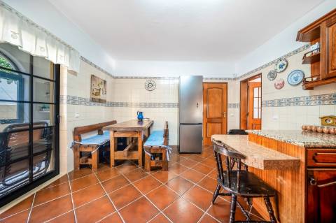 Moradia T4 com Piscina, Garagem e Amplas Áreas junto à Praia do Vau, Portimão