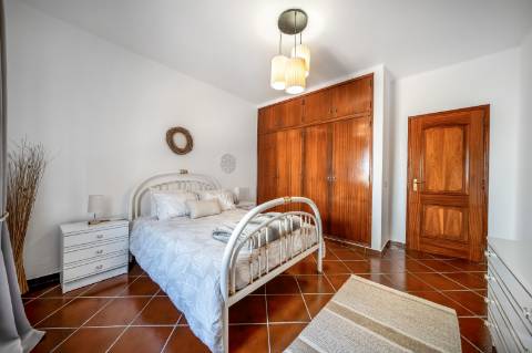 Moradia T4 com Piscina, Garagem e Amplas Áreas junto à Praia do Vau, Portimão