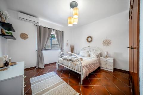 Moradia T4 com Piscina, Garagem e Amplas Áreas junto à Praia do Vau, Portimão