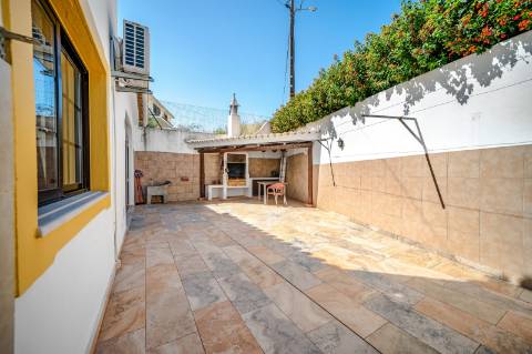 Moradia T4 com Piscina, Garagem e Amplas Áreas junto à Praia do Vau, Portimão