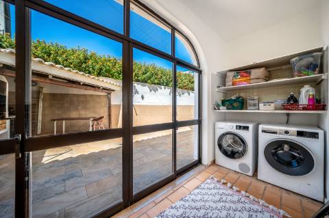 Moradia T4 com Piscina, Garagem e Amplas Áreas junto à Praia do Vau, Portimão