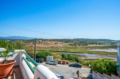 Moradia T4 com Piscina, Garagem e Amplas Áreas junto à Praia do Vau, Portimão