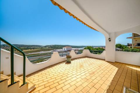 Moradia T4 com Piscina, Garagem e Amplas Áreas junto à Praia do Vau, Portimão