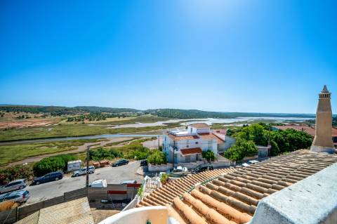 Moradia T4 com Piscina, Garagem e Amplas Áreas junto à Praia do Vau, Portimão