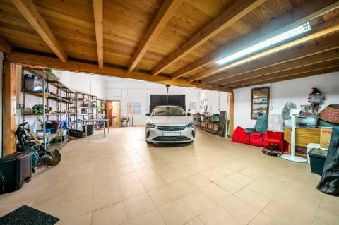 Moradia T4 com Piscina, Garagem e Amplas Áreas junto à Praia do Vau, Portimão