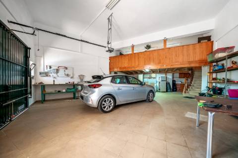 Moradia T4 com Piscina, Garagem e Amplas Áreas junto à Praia do Vau, Portimão