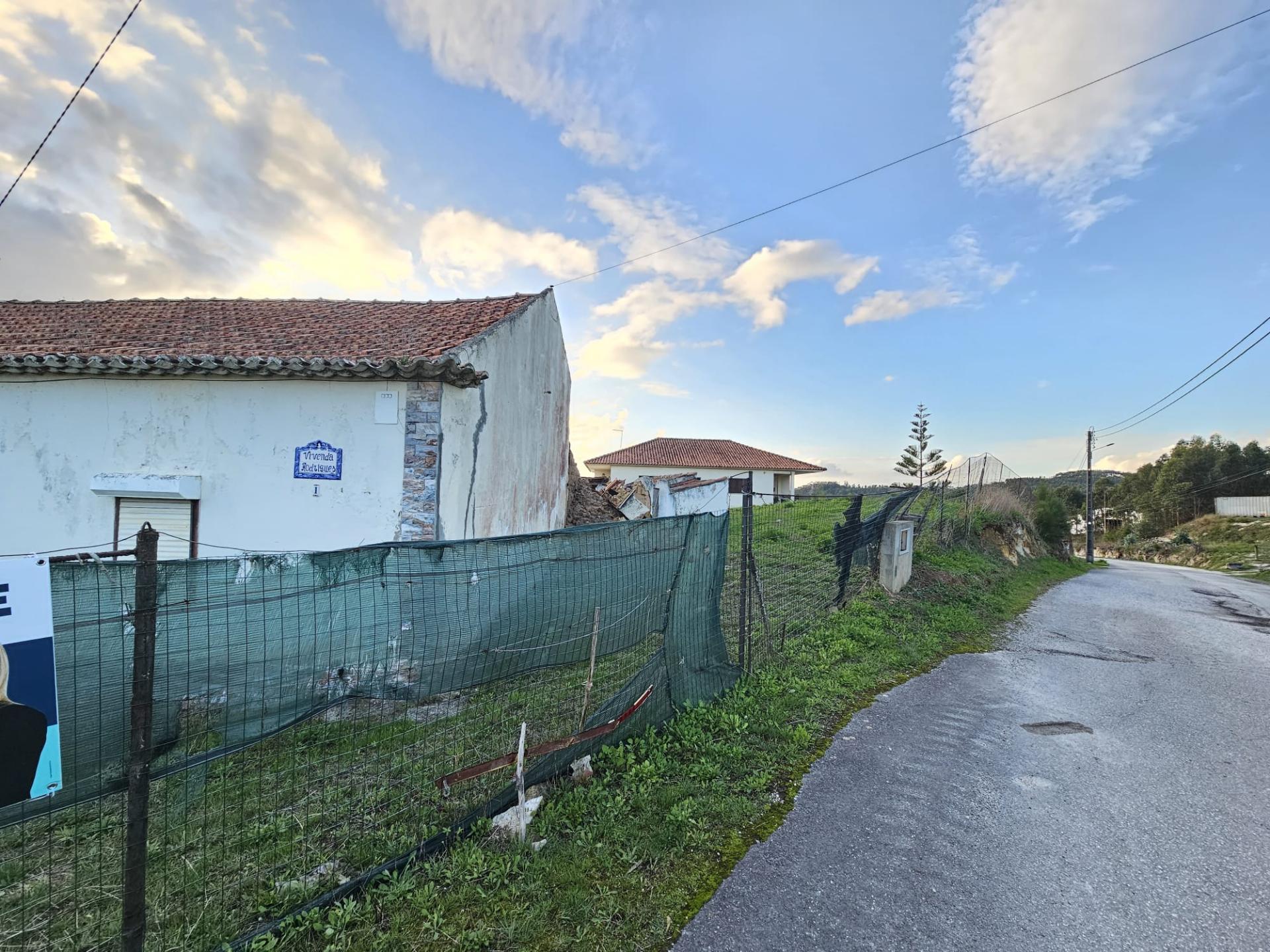 Terreno de 12.105 m2 com moradia Torres Vedras