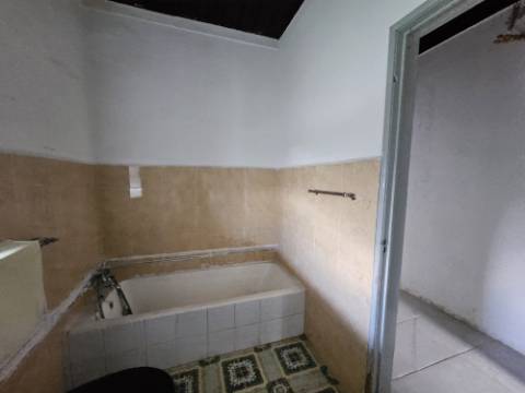 Terreno de 12.105 m2 com moradia Torres Vedras