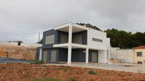 Moradia Nova T3 com Piscina e Vista Mar- Lourinhã