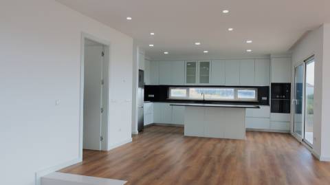 Moradia Nova T3 com Piscina e Vista Mar- Lourinhã