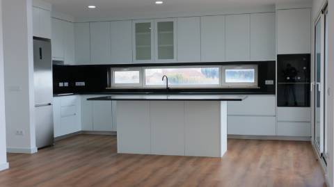 Moradia Nova T3 com Piscina e Vista Mar- Lourinhã