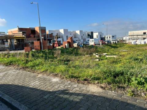 10 Lotes de Terreno em Urbanização | Excelente Localização
