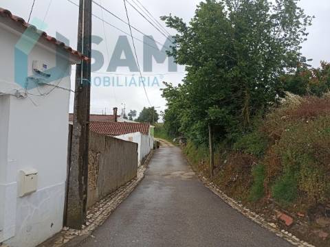 Terreno com Casa de habitação na Merceana