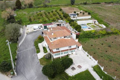 Moradia de Uso Misto com Restaurante Equipado e Habitação