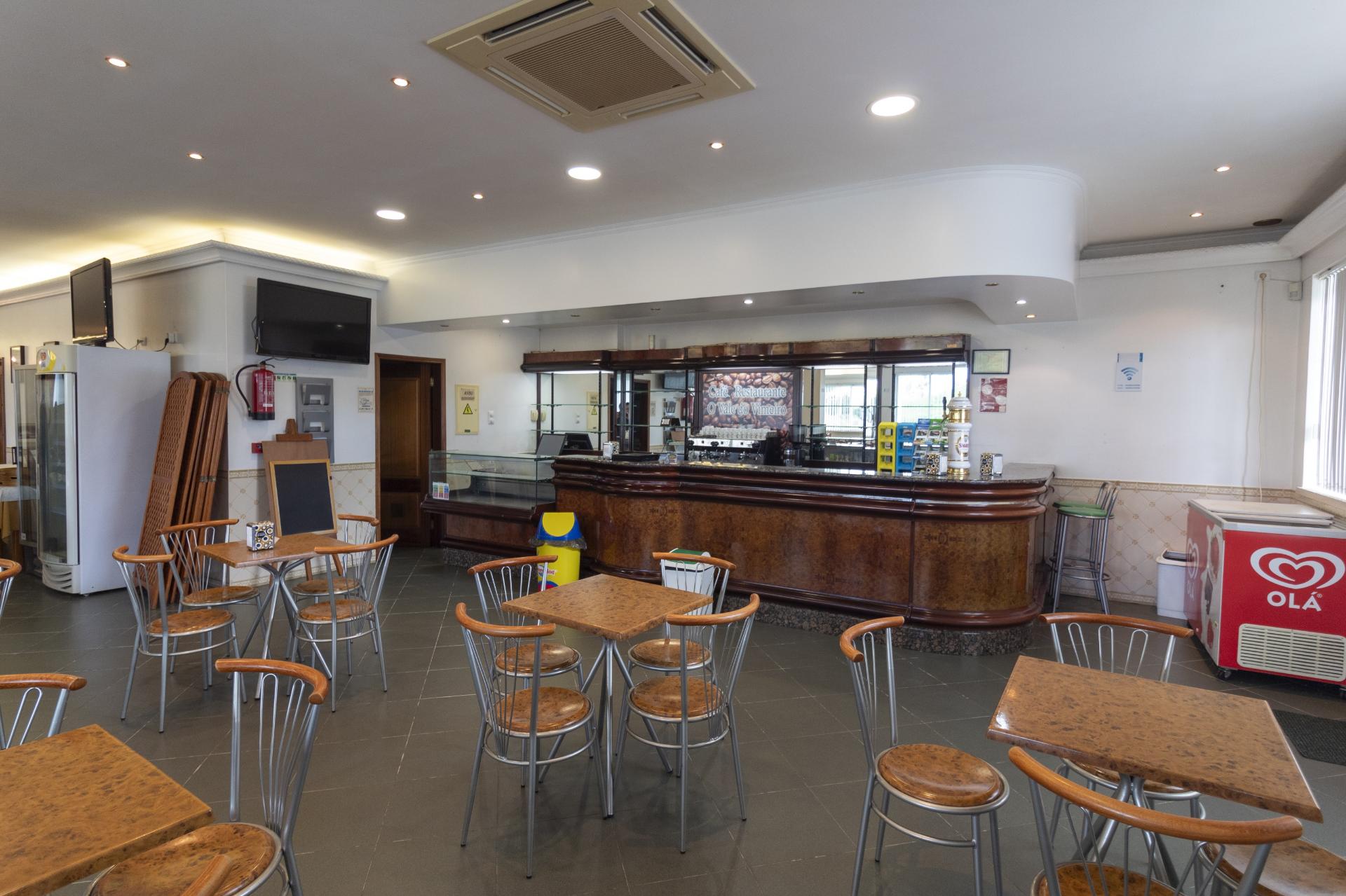 Moradia de Uso Misto com Restaurante Equipado e Habitação