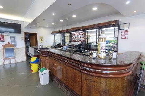 Moradia de Uso Misto com Restaurante Equipado e Habitação