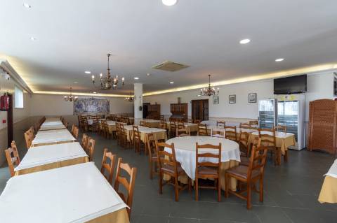 Moradia de Uso Misto com Restaurante Equipado e Habitação