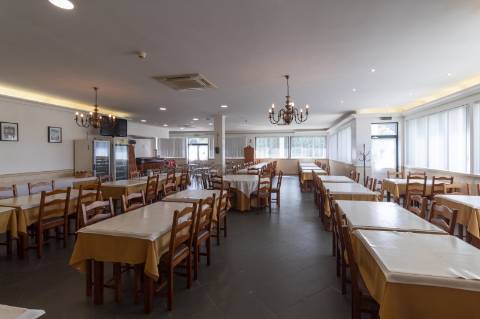 Moradia de Uso Misto com Restaurante Equipado e Habitação