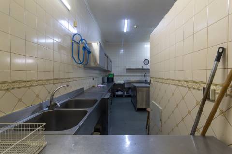 Moradia de Uso Misto com Restaurante Equipado e Habitação