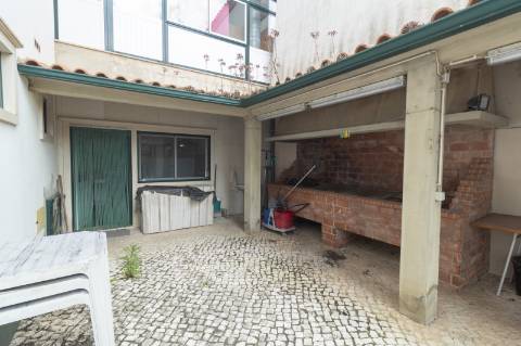 Moradia de Uso Misto com Restaurante Equipado e Habitação