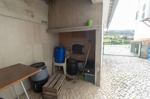 Moradia de Uso Misto com Restaurante Equipado e Habitação