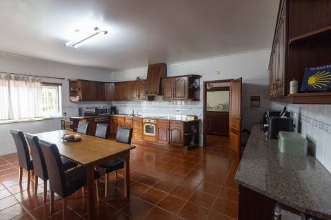 Moradia de Uso Misto com Restaurante Equipado e Habitação