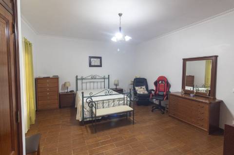 Moradia de Uso Misto com Restaurante Equipado e Habitação