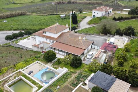 Moradia de Uso Misto com Restaurante Equipado e Habitação