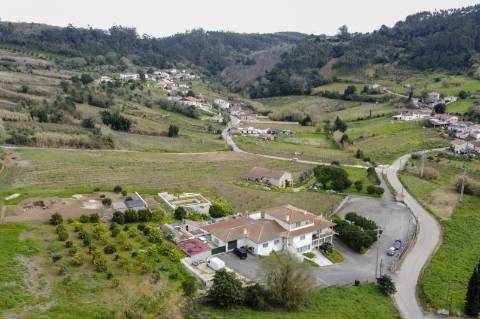 Moradia de Uso Misto com Restaurante Equipado e Habitação