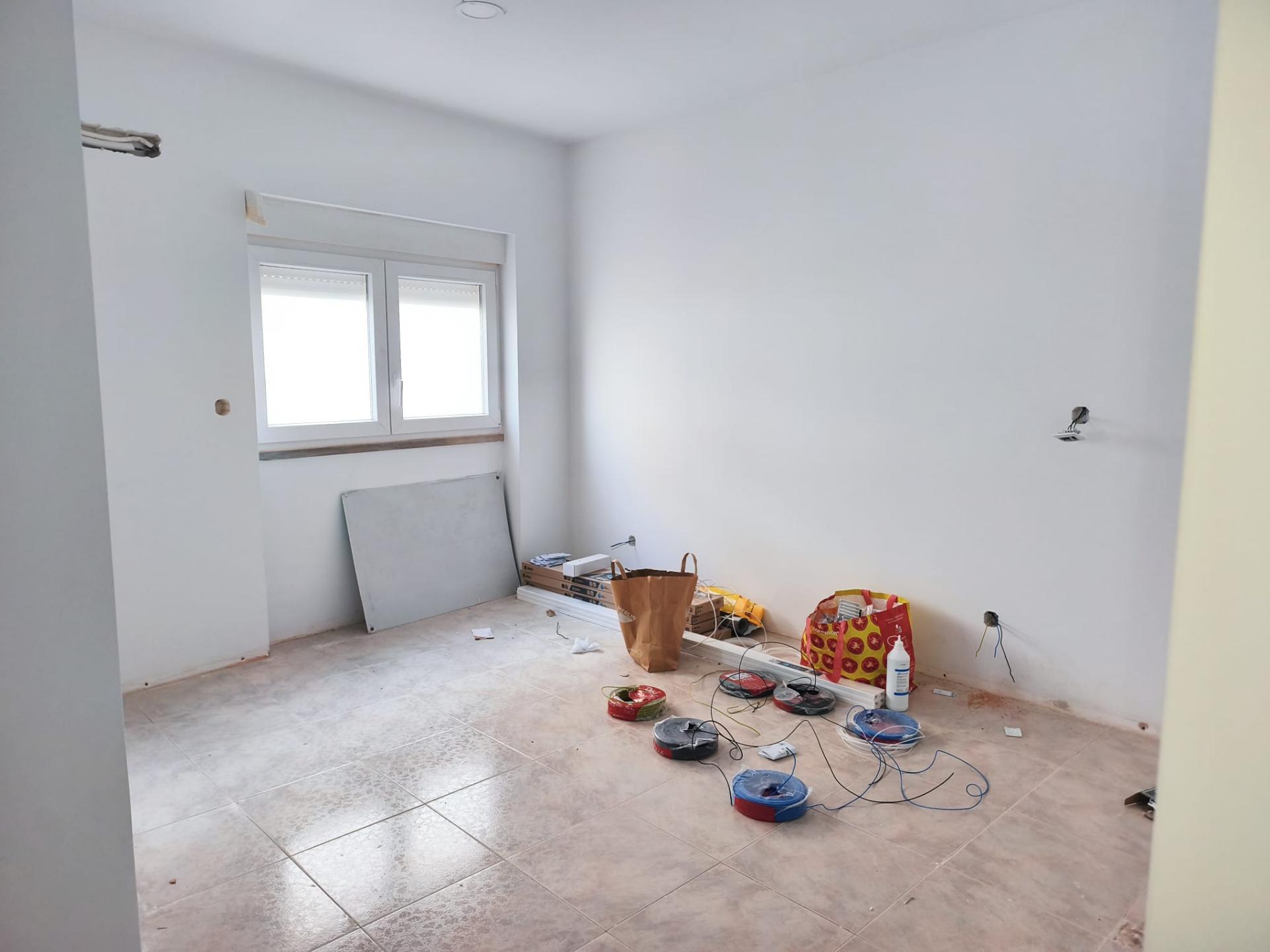 Moradia T3 em Remodelação | A 3 Minutos da Praia | Entrega Chave na Mão