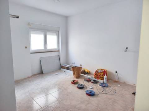 Moradia T3 em Remodelação | A 3 Minutos da Praia | Entrega Chave na Mão