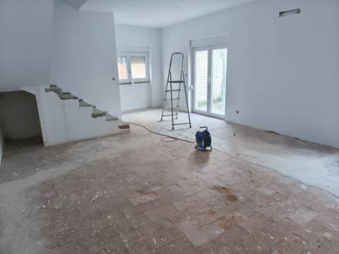 Moradia T3 em Remodelação | A 3 Minutos da Praia | Entrega Chave na Mão