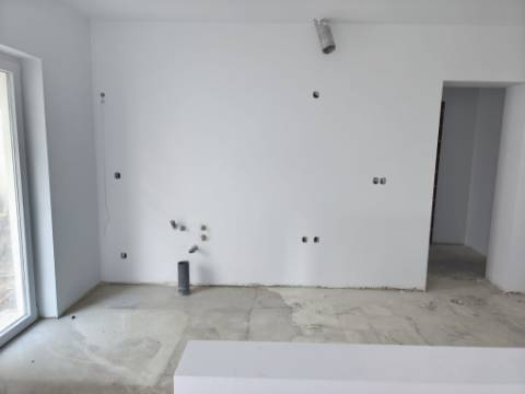 Moradia T3 em Remodelação | A 3 Minutos da Praia | Entrega Chave na Mão