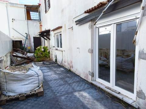 Moradia T3 em Remodelação | A 3 Minutos da Praia | Entrega Chave na Mão