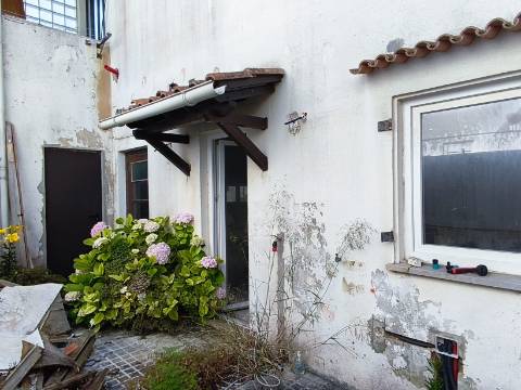 Moradia T3 em Remodelação | A 3 Minutos da Praia | Entrega Chave na Mão