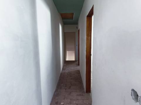 Moradia T3 em Remodelação | A 3 Minutos da Praia | Entrega Chave na Mão