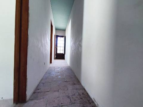 Moradia T3 em Remodelação | A 3 Minutos da Praia | Entrega Chave na Mão