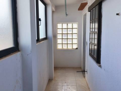 Moradia T3 em Remodelação | A 3 Minutos da Praia | Entrega Chave na Mão
