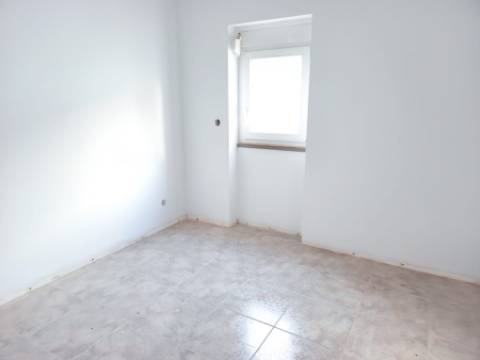 Moradia T3 em Remodelação | A 3 Minutos da Praia | Entrega Chave na Mão