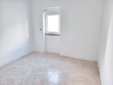 Moradia T3 em Remodelação | A 3 Minutos da Praia | Entrega Chave na Mão