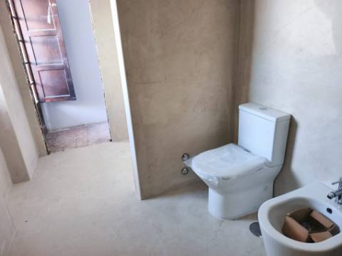 Moradia T3 em Remodelação | A 3 Minutos da Praia | Entrega Chave na Mão