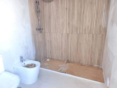 Moradia T3 em Remodelação | A 3 Minutos da Praia | Entrega Chave na Mão