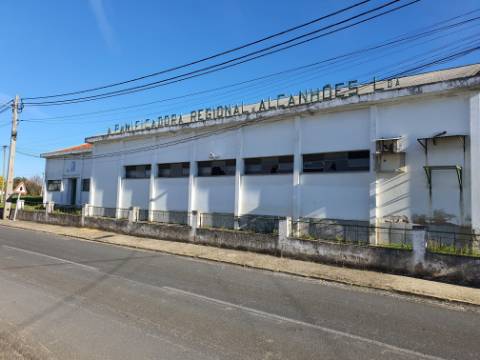 Espaço industrial adaptável a diferentes usos.