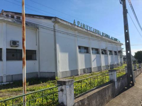 Espaço industrial adaptável a diferentes usos.