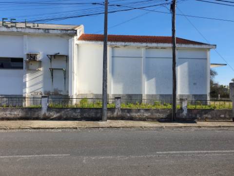 Espaço industrial adaptável a diferentes usos.