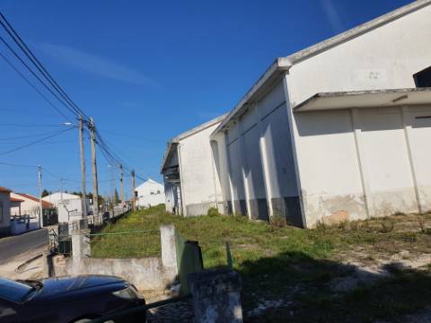 Espaço industrial adaptável a diferentes usos.