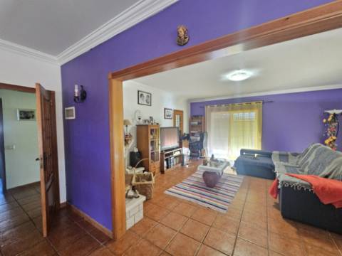 Moradia T4 com garagem e espaço exterior Zona Torres Vedras