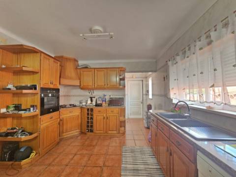 Moradia T4 com garagem e espaço exterior Zona Torres Vedras