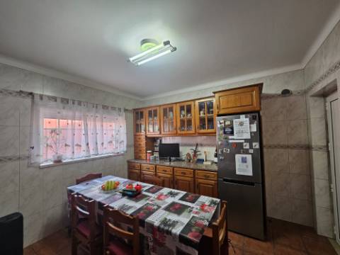 Moradia T4 com garagem e espaço exterior Zona Torres Vedras