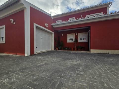 Moradia T4 com garagem e espaço exterior Zona Torres Vedras